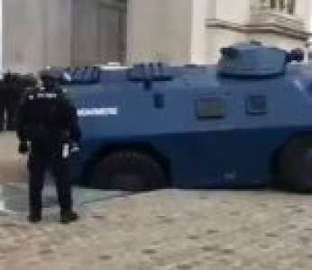 Un blindé de la Gendarmerie traverse une vitre à l'Arc de Triomphe pendant l'acte 9 des Gilets Jaunes