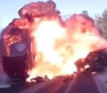 Une collision frontale entre une Jeep et un camion provoque une explosion