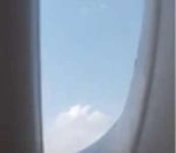 Un passager filme le ciel depuis un avion
