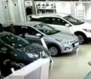 Une cliente détruit la vitrine d'un concessionnaire en voulant essayer une voiture (Inde)