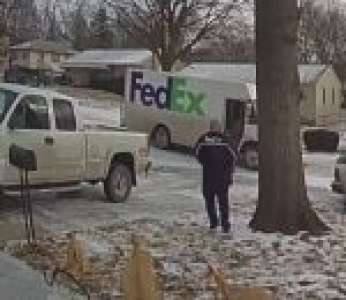 Un livreur FedEx ne préfère pas prendre de risques sur une allée verglacée