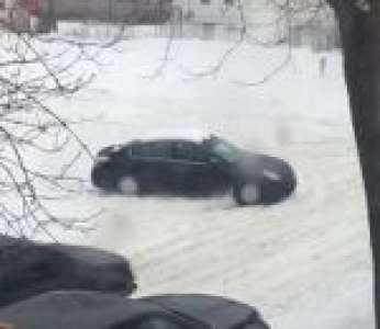 Une technique à utiliser quand ta voiture est bloquée par la neige