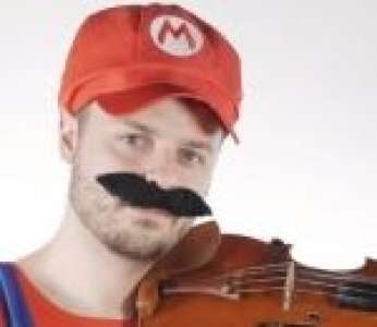 Un violoniste joue la musique de Super Mario avec 4 niveaux de difficulté