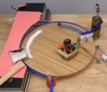 Une machine de Rube Goldberg pour passer le sel à table