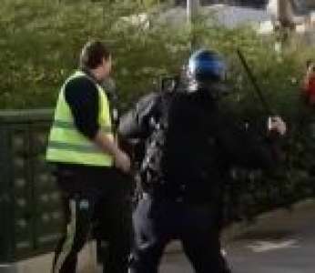 Un policier donne un violent coup de matraque dans la tête d'un Gilet Jaune (Besançon)