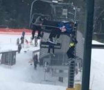 Un groupe de jeunes skieurs vient en aide à un enfant suspendu à un télésiège