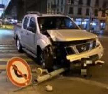 Un automobiliste ivre continue de rouler avec un panneau coincé sous son pick-up (Suisse)