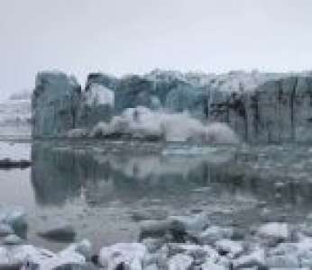 Un glacier islandais s'effondre et oblige les touristes à courir