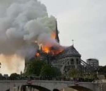 Un important incendie à la cathédrale Notre-Dame de Paris