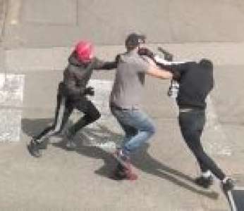 Un homme de 39 ans se bat contre deux voleurs de scooter armés (France)