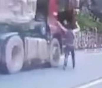 Un automobiliste sort de sa voiture et court après un camion sans chauffeur (Chine)