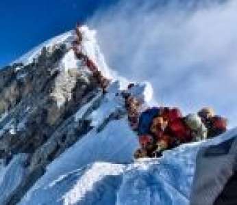 Il filme un embouteillage d'alpinistes pendant son ascension de l'Everest