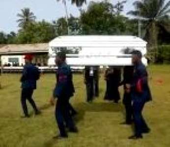 Des porteurs de cercueil font une dernière danse pendant un enterrement