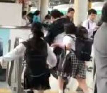 Des écolières poursuivent un homme après avoir subi des attouchements dans un train (Japon)