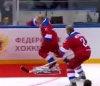 Vladimir Poutine se prend les patins dans le tapis après un match de hockey sur glace (Russie)