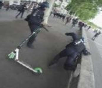 Un policier est attaqué par une trottinette durant l'acte 26 des Gilets Jaunes à Lyon