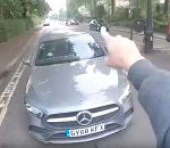 Un cycliste bloque la route à un automobiliste en infraction (Angleterre)