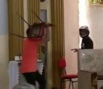 Un homme casse des objets dans une église avant d'être maîtrisé par les fidèles (Brésil)