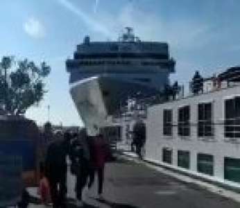 Le paquebot MSC Opera percute le quai d'embarquement et un bateau fluvial à Venise