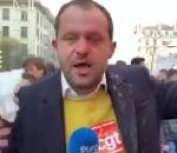 Un journaliste anglais imperturbable pendant la manifestation du 5 décembre à Lyon