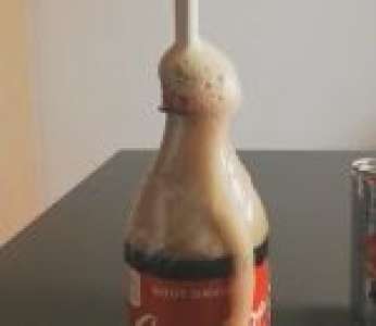 Pourquoi le Coca-Cola mousse quand on met une paille en carton ?