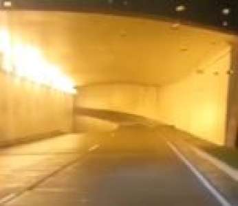 Un automobiliste face à un énorme trou dans un tunnel
