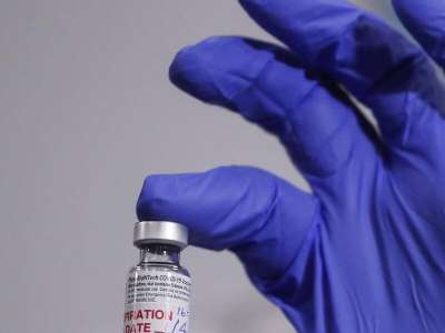Le premier flacon de vaccin anti-COVID injecté aux États-Unis entre au musée