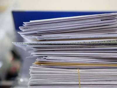 Courrier non distribué  20 000 lettres retrouvées chez un ancien facteur