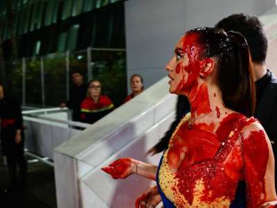 Une mannequin se couvre de sang au Festival de Cannes