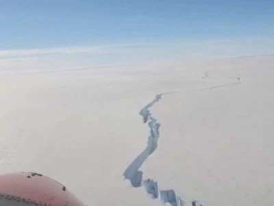 Immense iceberg qui se détache de l’Antarctique