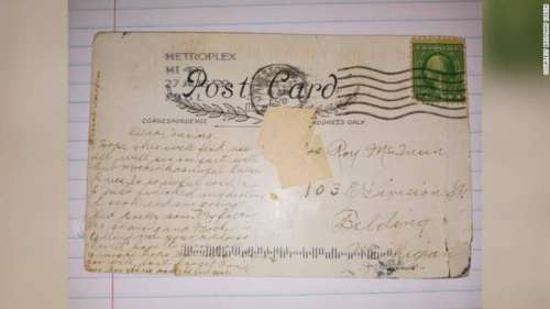 Elle reçoit une carte postale envoyée 100 ans auparavant