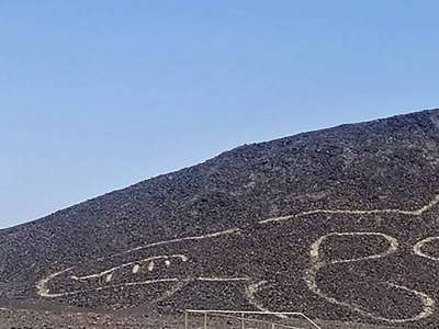 Un chat géant tracé dans un désert du Pérou