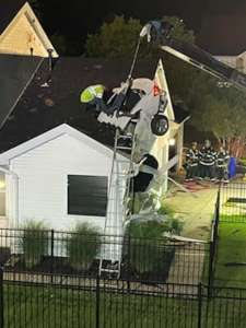 Une voiture s’enfonce dans le toit de leur maison