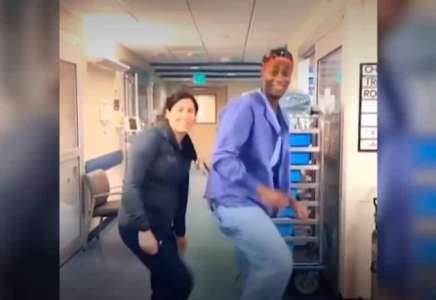 Le «Tik Tok Doc» fait danser l'hôpital pendant la pandémie