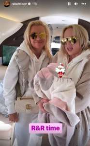 Rebel Wilson partage des photos avec sa nouvelle petite fille pendant les vacances d’hiver