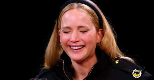 Jennifer Lawrence sanglote en mangeant des ailes épicées sur “Hot Ones”