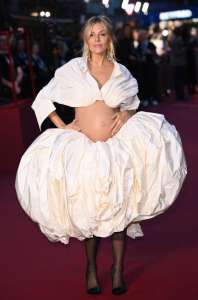 Sienna Miller révèle son baby bump dans une robe deux pièces à la Fashion Week de Londres