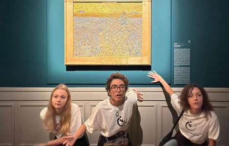 Des militants écologistes aspergent de soupe un Van Gogh exposé à Rome