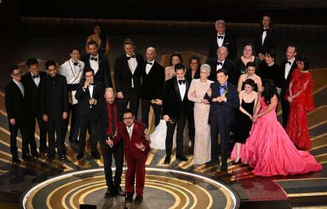 «Everything Everywhere All At Once» remporte l’Oscar du meilleur film