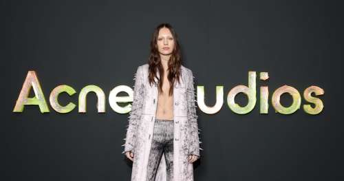 Maddie Ziegler porte des sourcils décolorés à la Fashion Week de Paris