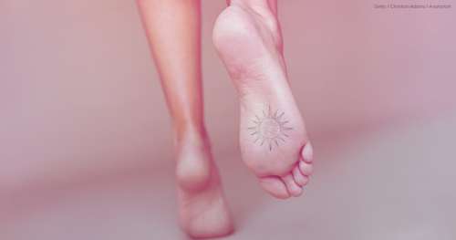 Les tatouages ​​​​de la semelle Barbie sur le bas du pied sont à la mode