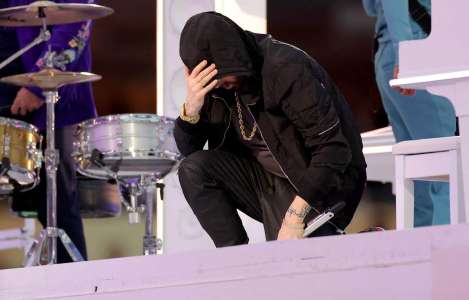 Eminem pose un genou à terre pendant la mi-temps du Super Bowl