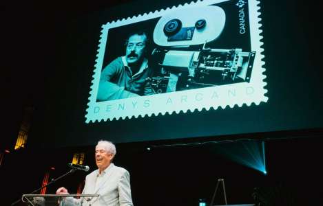 Denys Arcand célébré par un timbre de Postes Canada