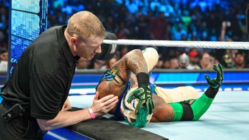 WWE: Rey Mysterio “souffre d’une blessure à la tête” alors que le match s’arrête brusquement