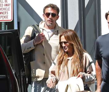 Ben Affleck et Jennifer Lopez reviennent à Los Angeles après leur lune de miel italienne et JLo appelle l’invité du mariage pour avoir partagé une vidéo de performance privée