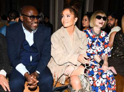 Jennifer Lopez assise dans une position privilégiée entre Anna Wintour et Edward Enninful au salon Coach à New York après quelques semaines calmes