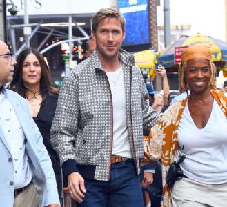 Ryan Gosling porte une veste d’automne par temps de 90 degrés à New York tout en faisant la promotion de The Grey Man et il n’est même pas couvert de rosée