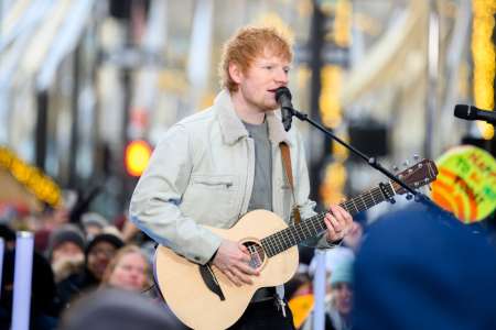 Ed Sheeran célèbre sa victoire au procès et sérénade les fans de New York dans la rue