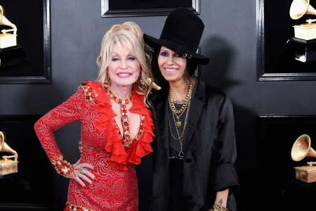 Dolly Parton et Linda Perry gravissent cette grande colline de l’espoir dans « What’s Up ? » de 4 non blondes.  Couverture