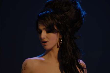 Regardez Marisa Abela incarner Amy Winehouse dans la bande-annonce de “Back to Black”